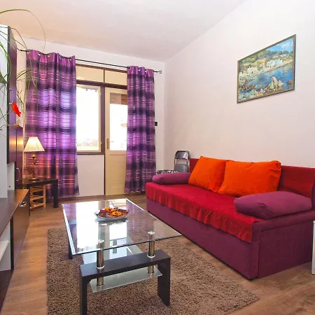 Luciano 1540 Apartman Póla