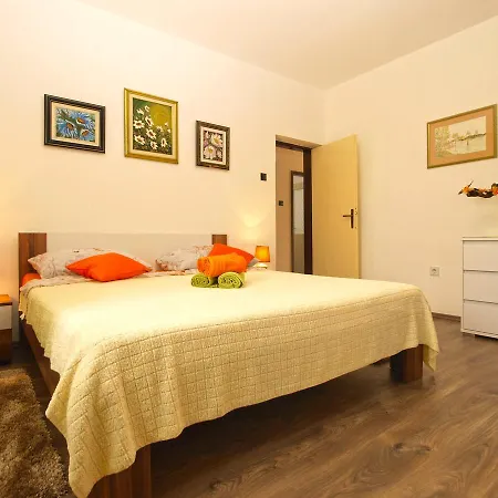 Luciano 1540 Apartman Póla